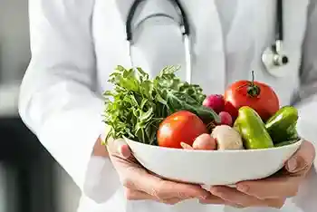 Gesunde Ernährung mit frischem Gemüse in ärztlicher Hand, Förderung der Ernährung